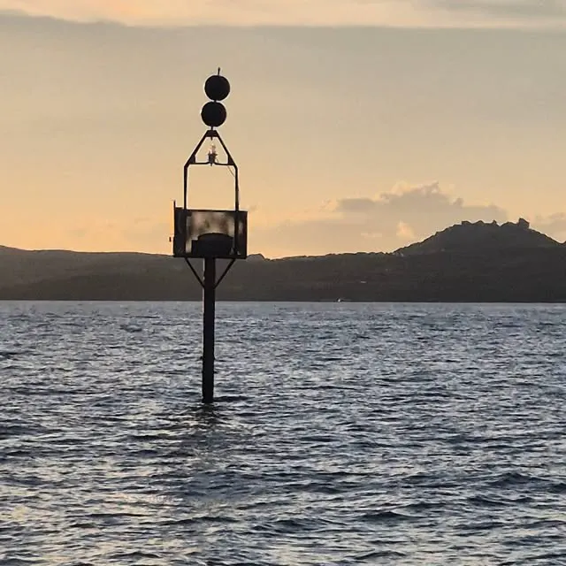 Segnale di pericolo isolato al tramonto