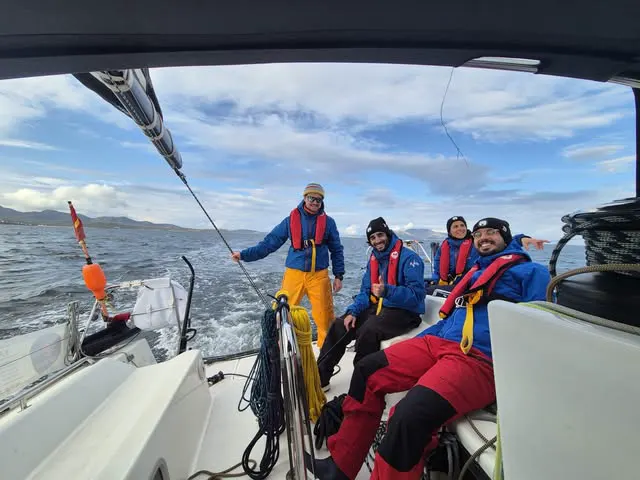 Equipaggio con le cerate rosse in navigazione