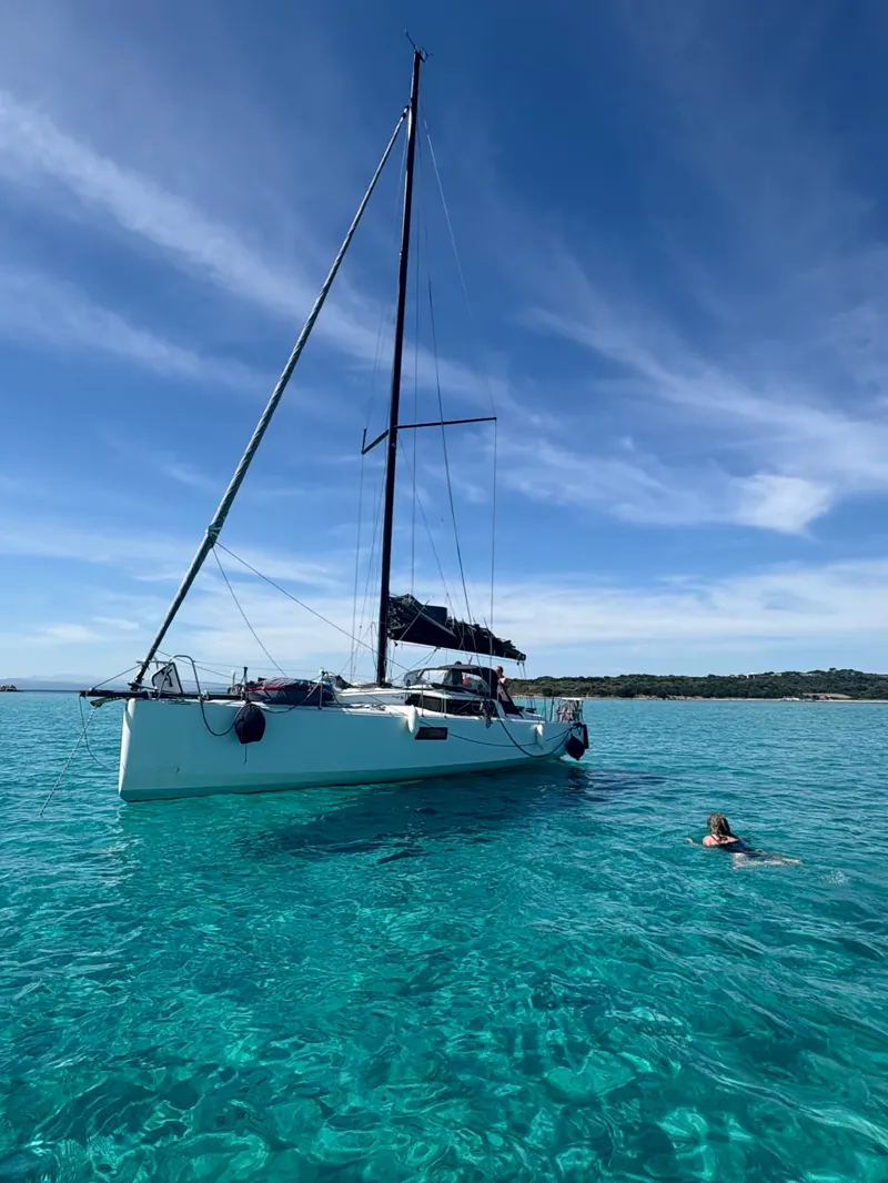 Barca a vela all’ancora sull’acqua turchese