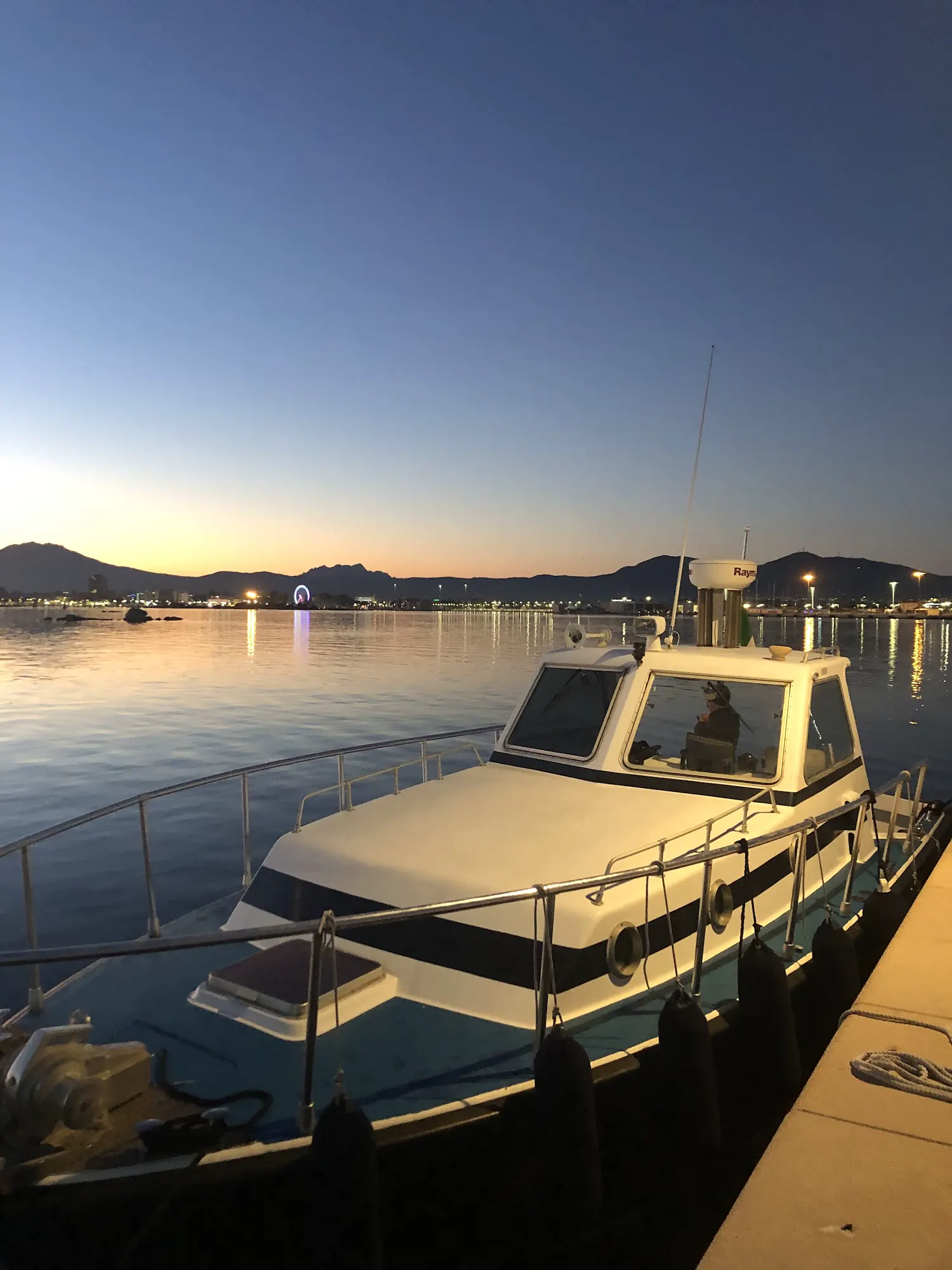 Barca a motore in banchina al tramonto