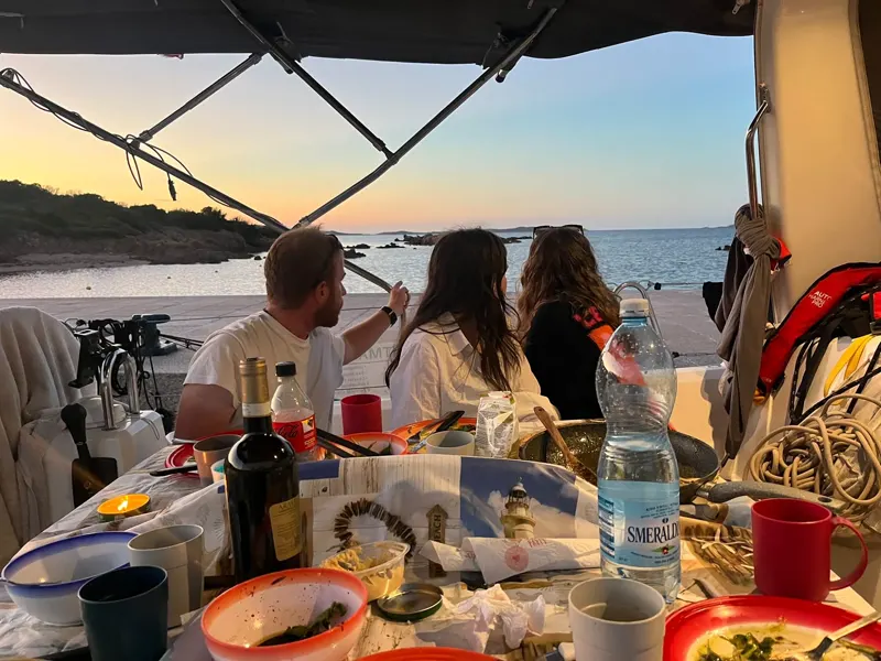 Cena in pozzetto al tramonto