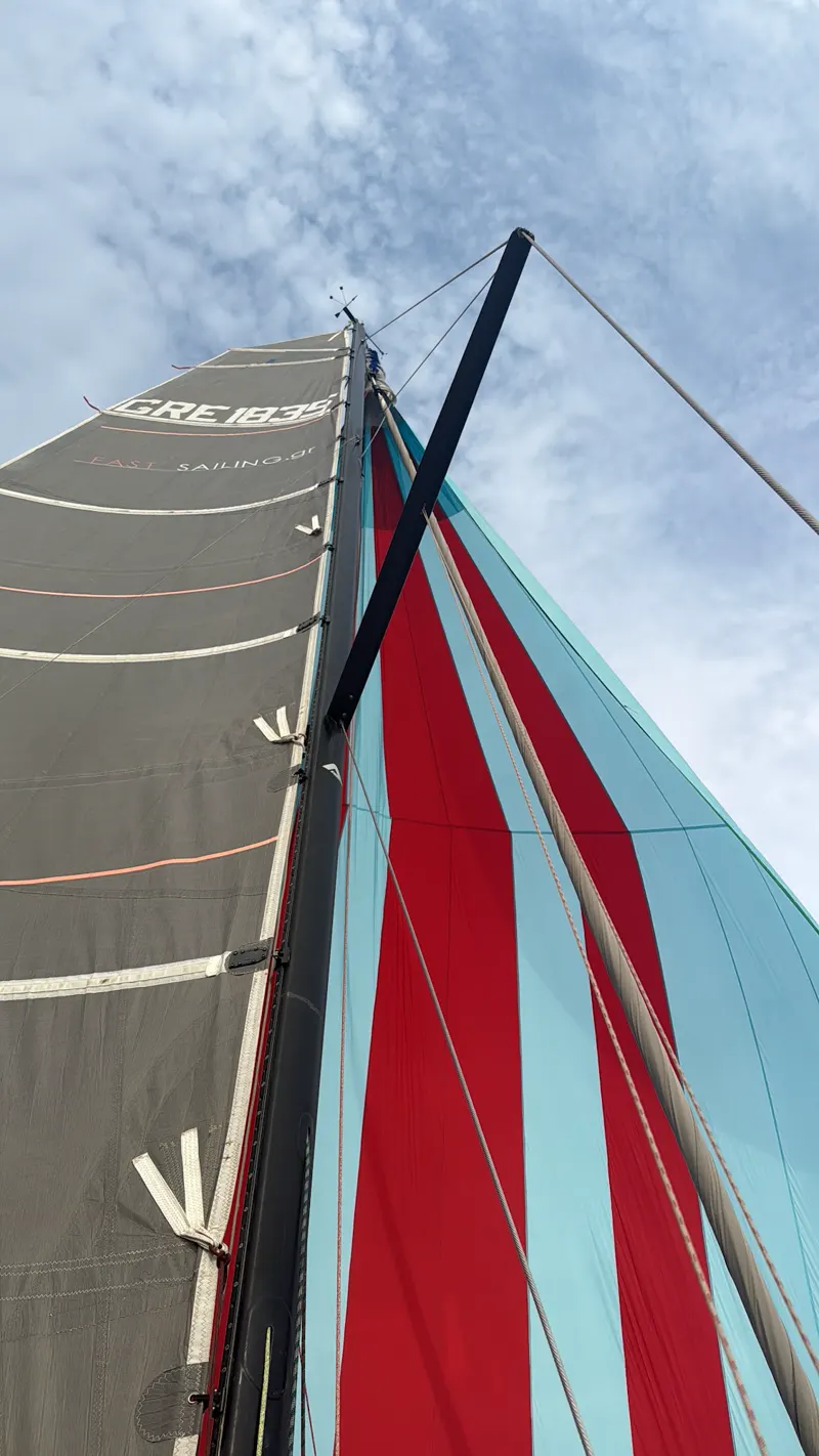 La vela a strisce rosse e bianche