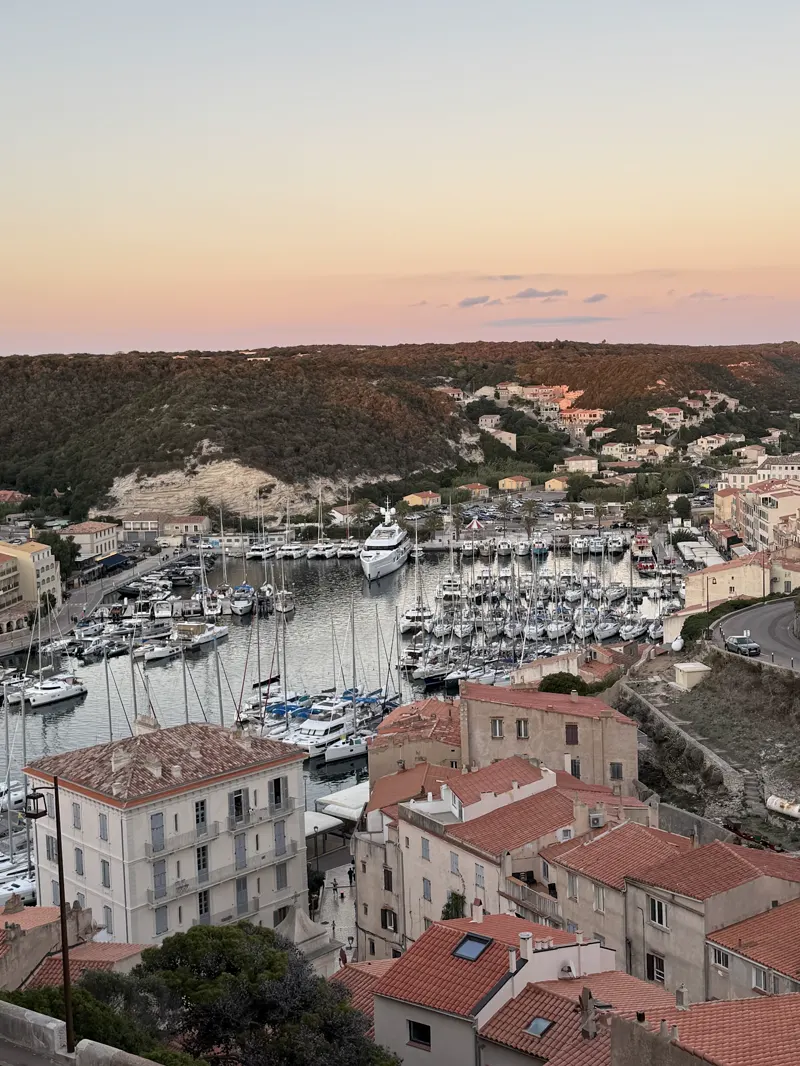 Il paese visto dall’alto, dal porto
