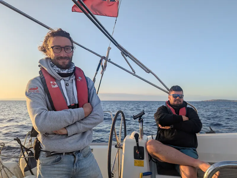Istruttore e allievo al timone