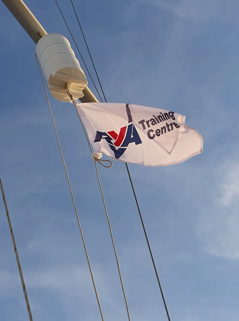 La bandiera RYA Training Centre sulla vela
